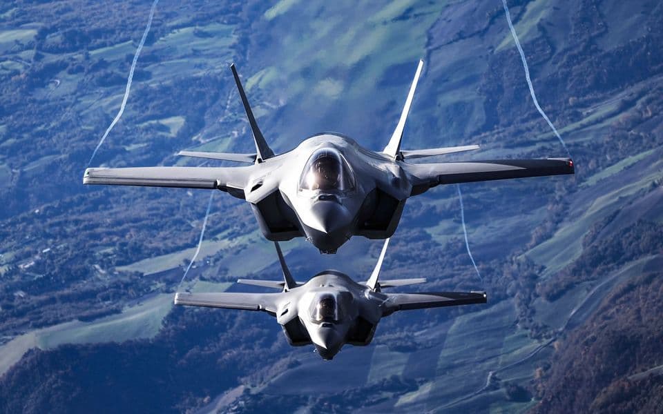 Винищувач F-35 поряд із російською системою С-400, що символізують протистояння у питанні продажу