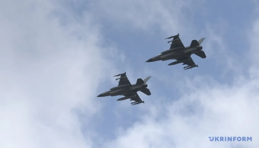 Винищувач F-16 румунських Повітряних сил у повітрі