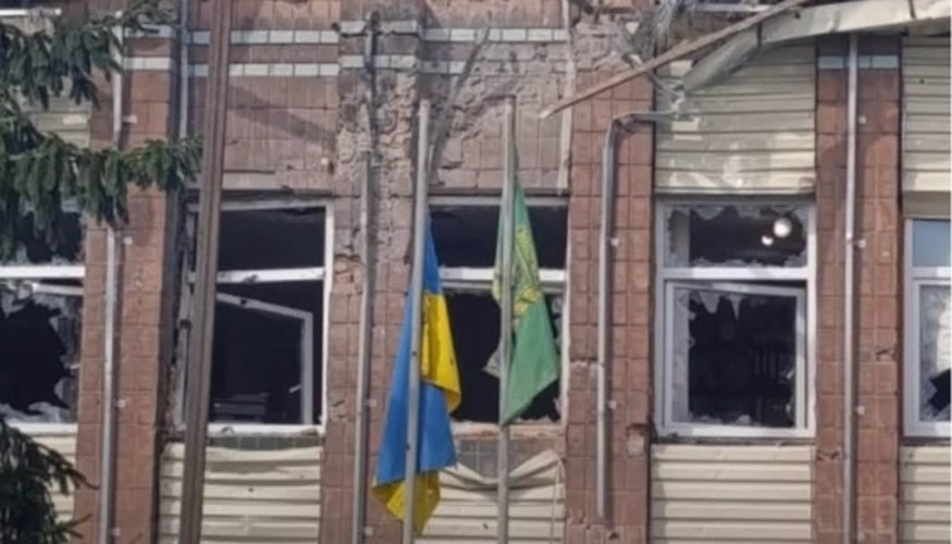 Пошкоджена будівля Золочівської селищної ради з вибитими вікнами та пошкодженим дахом і фасадом