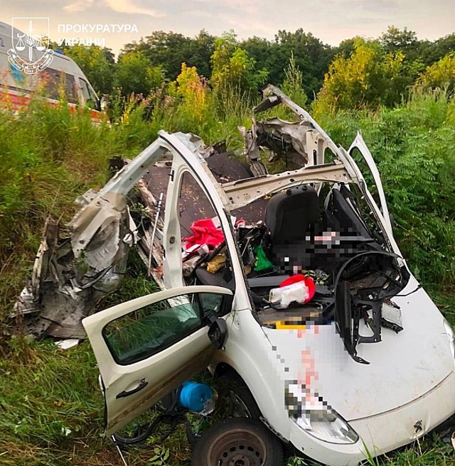 Цивільний автомобіль Peugeot після удару безпілотника на автодорозі Золочів – Максимівка поблизу села Березівка