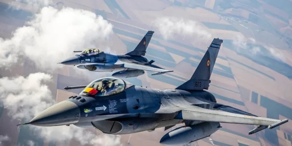 Винищувак F-16 ВПС Румунії в повітрі