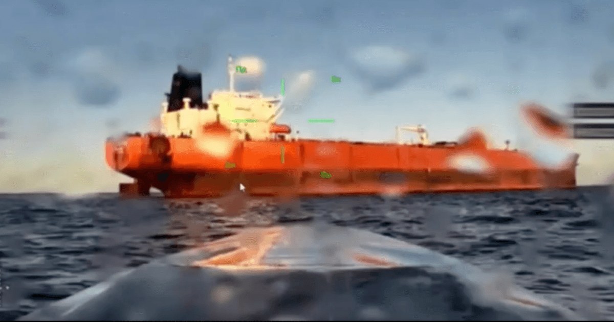 Скриншот відео СБУ: уражений морським дроном танкер тіньового флоту РФ
