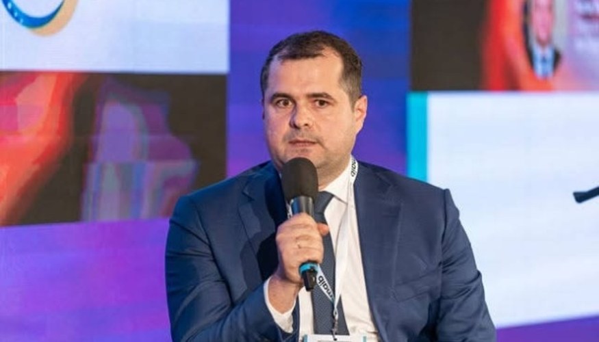 Василе Тофан під час брифінгу з Маєю Санду та Ігорем Гросу