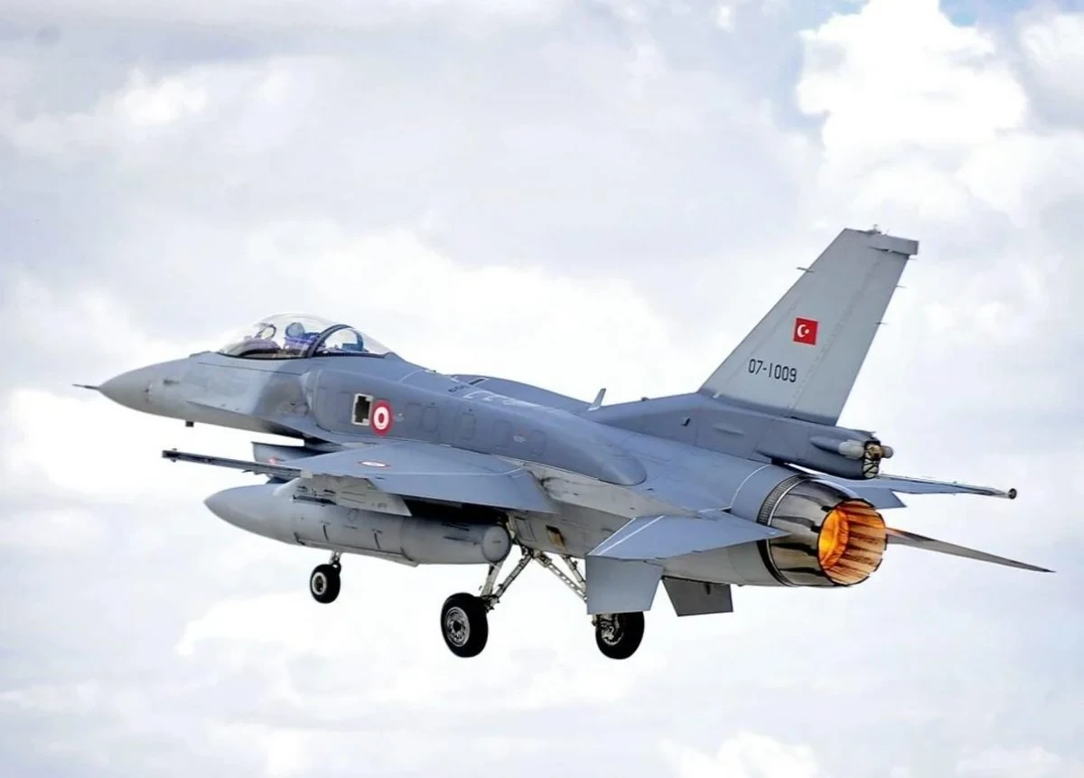 Турецькі винищувачі F-16 на авіабазі НАТО