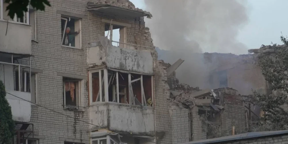 Пошкоджений ракетним ударом житловий будинок на вулиці Виговського у Львові та робота рятувальників і вибухотехніків на місці