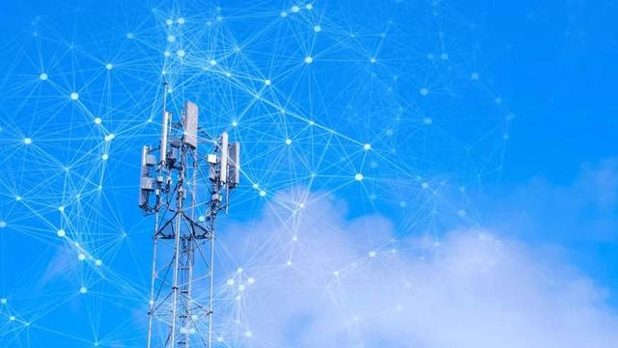 Смартфон із позначкою 5G на тлі центральної частини Києва — від Майдану Незалежності до Бессарабської площі