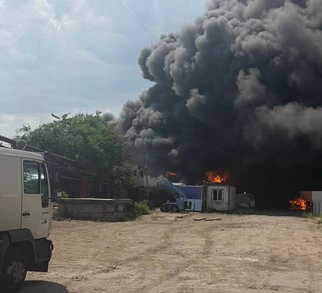 Наслідки удару по цивільному підприємству в Одесі: масштабна пожежа господарської техніки та пошкоджена газова магістраль, 20