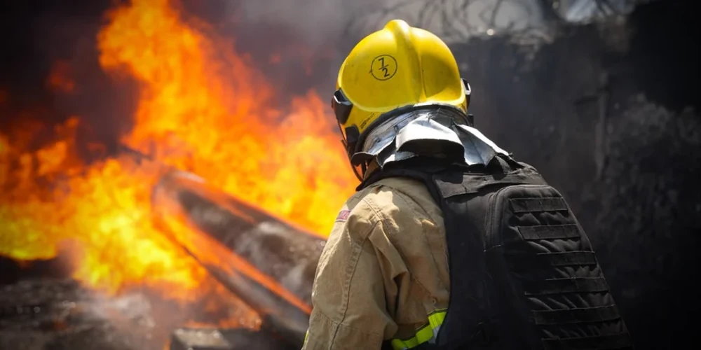 Люди дивляться на лісові пожежі на південному заході Франції, 23 липня 2026 року