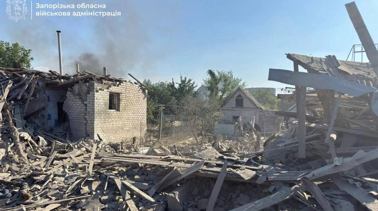 Наслідки влучання КАБ у приватну забудову Запоріжжя 2 серпня, фото Запорізької ОВА