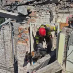 Рятувальники на місці влучання російської ракети у житловий будинок на вулиці Патона у Львові