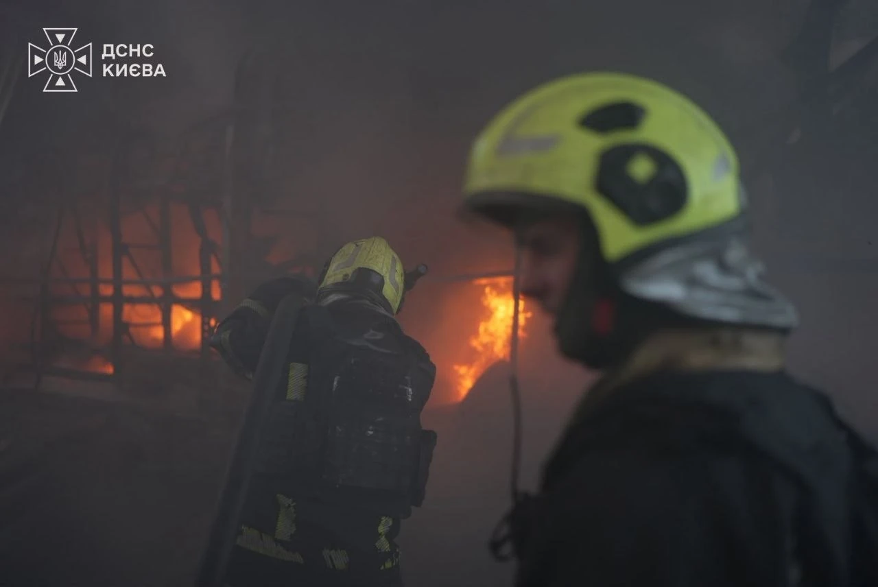 Хто повідомляє про наслідки удару по Києву: ролі Кличка, ДСНС та прокуратури