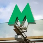 Пошкоджені виходи з підземного переходу станції метро Вирлиця з потрісканим вітражним склом та пошкодженим полікарбонатним