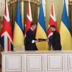 Володимир Зеленський та Енді Бернем під час підписання документа про партнерство у сфері штучного інтелекту в Києві