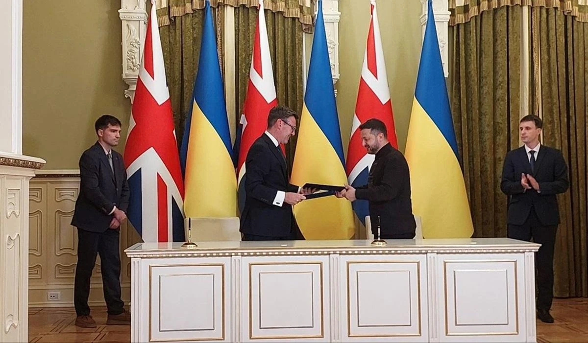 Володимир Зеленський та Енді Бернем під час підписання документа про партнерство у сфері штучного інтелекту в Києві