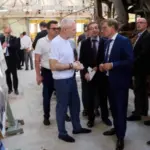 Церемонія біля флагштока з синьо-жовтим стягом у Харкові під час візиту глави МЗС Німеччини