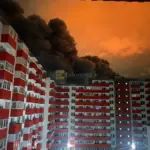 Густий чорний дим над Іжорським промисловим майданчиком під час нічної пожежі на складі в Колпіно