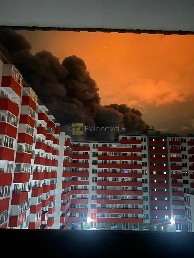 Густий чорний дим над Іжорським промисловим майданчиком під час нічної пожежі на складі в Колпіно
