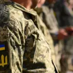 Роман Костенко на тлі будівлі Верховної Ради