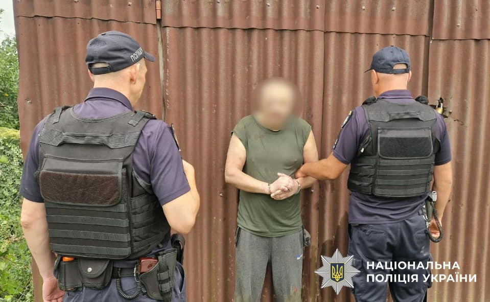 На Буковині затримали чоловіка, який поранив двох поліціянтів і 11 днів переховувався