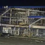 Пошкоджена будівля вокзалу на станції Роздільна та наслідки удару по залізничному підприємству на Дарниці в Києві