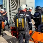 Пошкоджена будівля найбільшого ТЦ Кривого Рогу та пожежа всередині після удару 21 серпня.