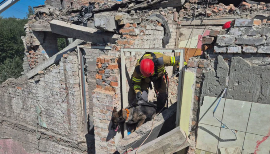 Рятувальники на місці влучання російської ракети у житловий будинок на вулиці Патона у Львові