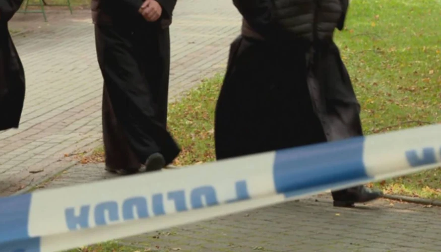 Отець Адріан Мантикевич біля вівтаря з бинтами на голові та руці і синцями на обличчі під час проповіді