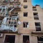 Рятувальники працюють на місці зруйнованого під'їзду п'ятиповерхівки в Прилуках