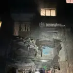 Пошкоджений п'ятиповерховий будинок у Запоріжжі вранці 10 жовтня після влучання КАБ: завали на рівні другого поверху, пожежі