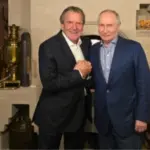 Президент Росії Володимир Путін і колишній канцлер Німеччини Герхард Шредер біля «традиційної російської печі» із самоваром і