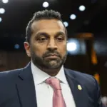 Кеш Патель на фоні урядових інтер'єрів США, ілюстрація візиту до Москви