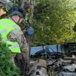Пошкоджений дах і стіни одноповерхового будинку в Деснянському районі Києва після влучання дрона «Герань-5»