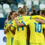 Голкіперка суперниць та футболістки збірної України під час матчу плей-офф відбору ЧС-2027