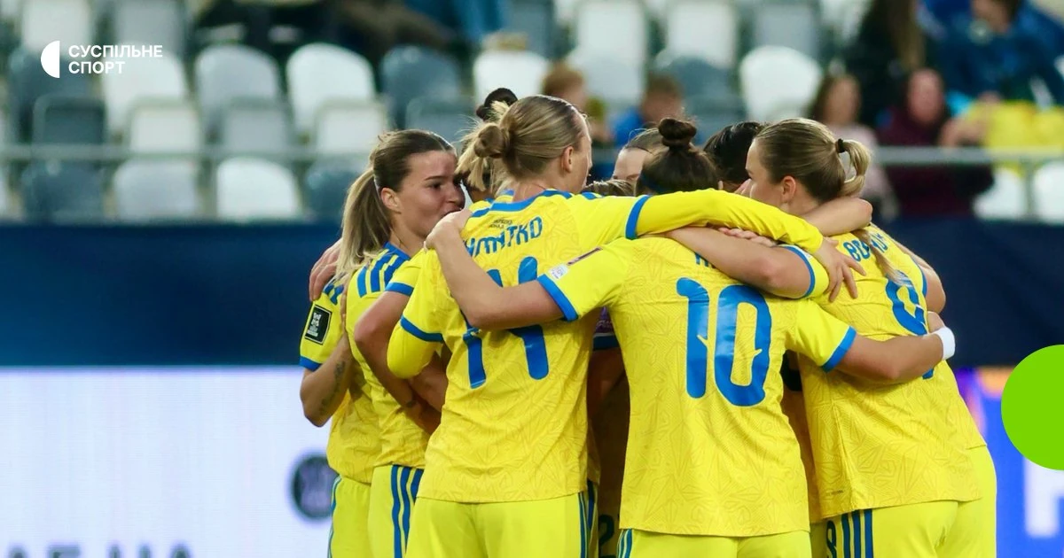 Голкіперка суперниць та футболістки збірної України під час матчу плей-офф відбору ЧС-2027