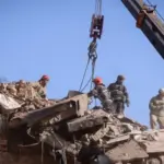 Рятувальники розбирають завали багатоповерхового житлового будинку в Прилуках після ракетного удару