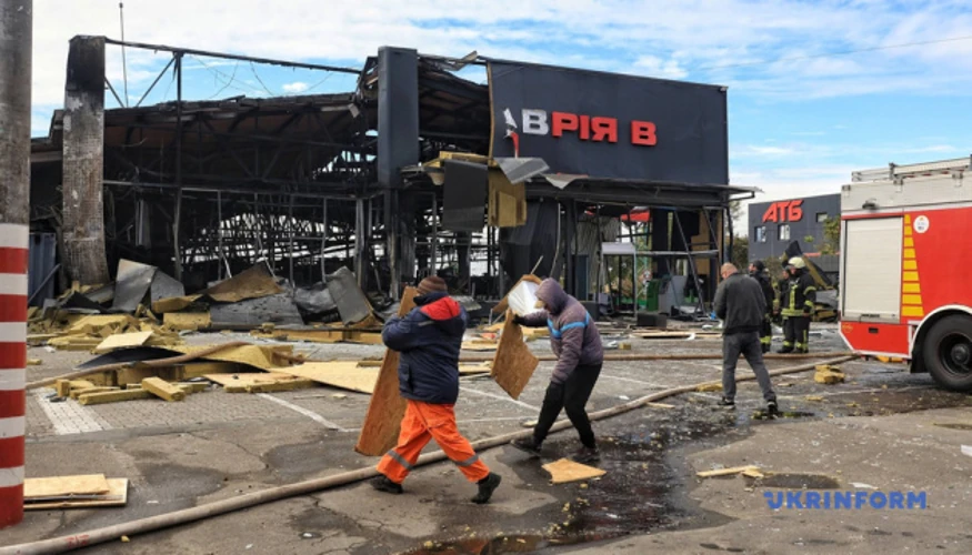 Пошкоджені фасади та покрівля житлових будинків у Печерському районі Києва після падіння БпЛА 15 жовтня 2026 року