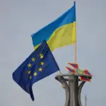 Прапори ЄС та України як символи переговорного процесу щодо вступу