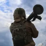 Українські військові та техніка протиповітряної оборони під час відбиття нічної атаки безпілотників